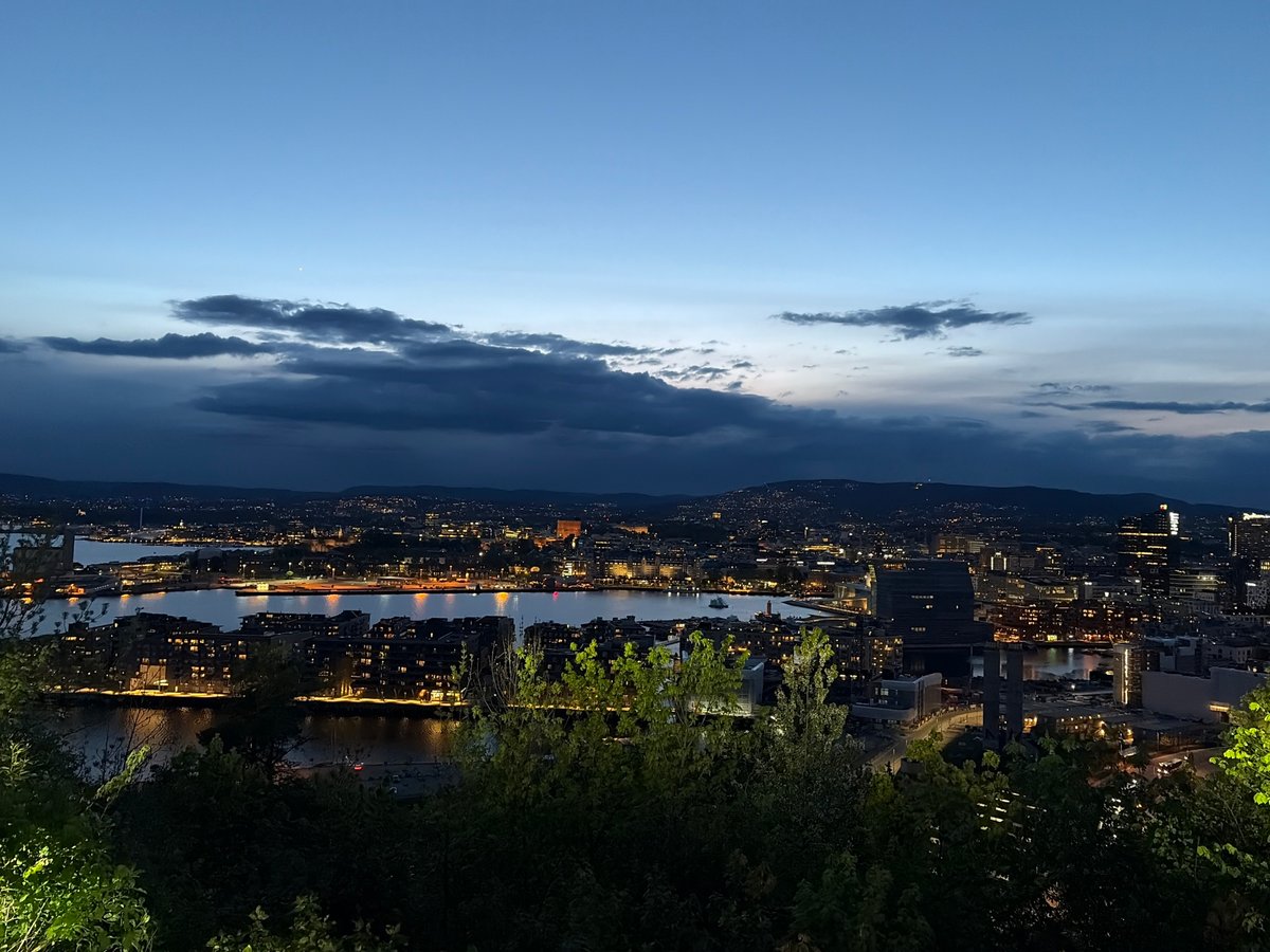 Evening observations of Oslo cityscape and outdoor sculpture documented