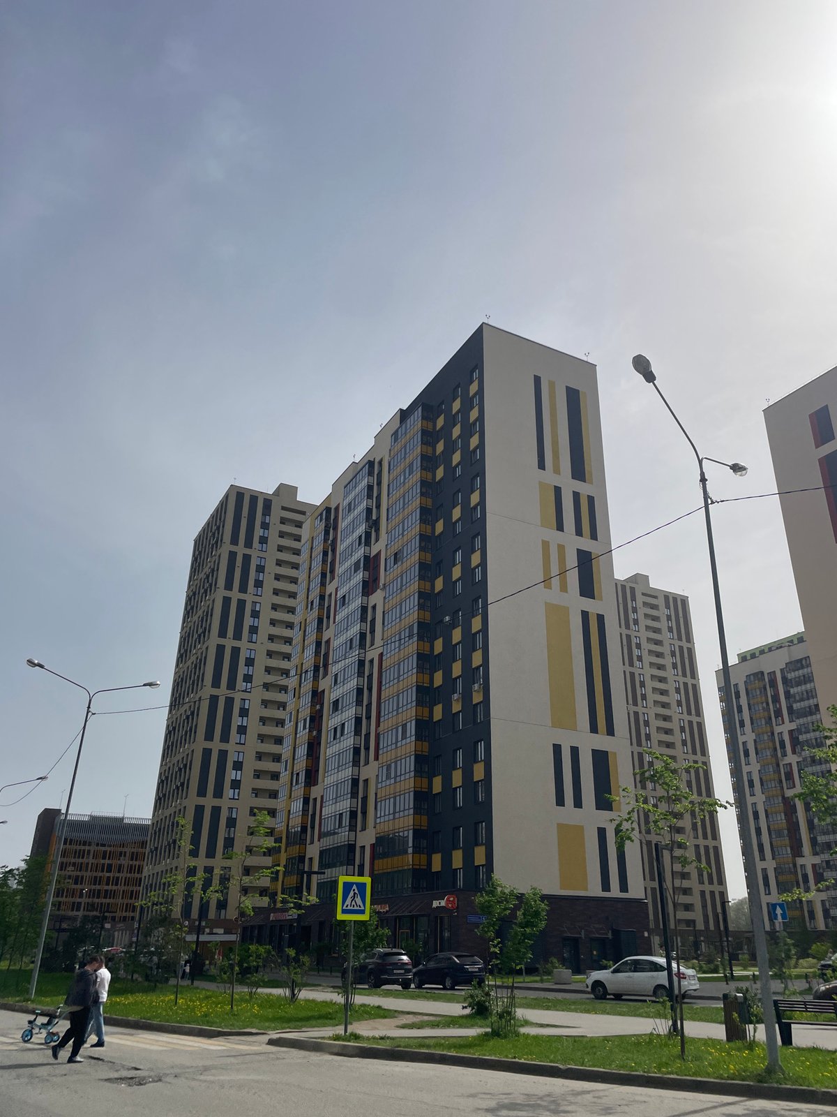 Routine urban scenes documented in Kazan residential district