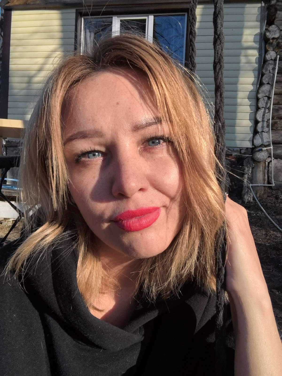 Woman documents afternoon moments with bulldog in rural Russia