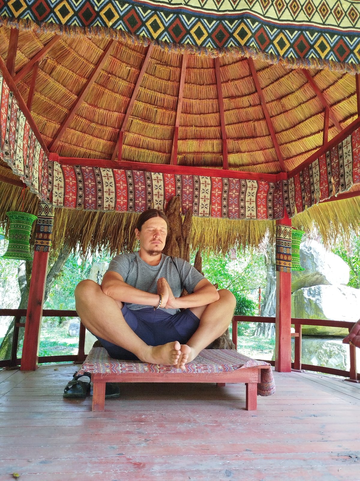 Tourist explores garden attractions in Păng Tiêng, Vietnam