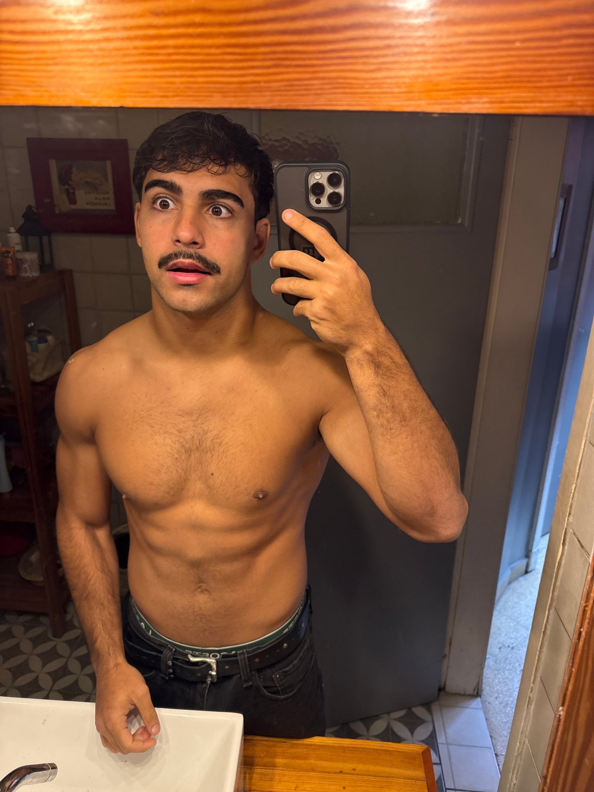 Man takes mirror selfies in Avellaneda bathroom