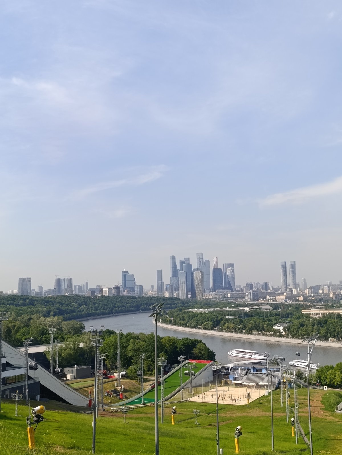 Ordinary Moscow moments captured across city on sunny afternoon
