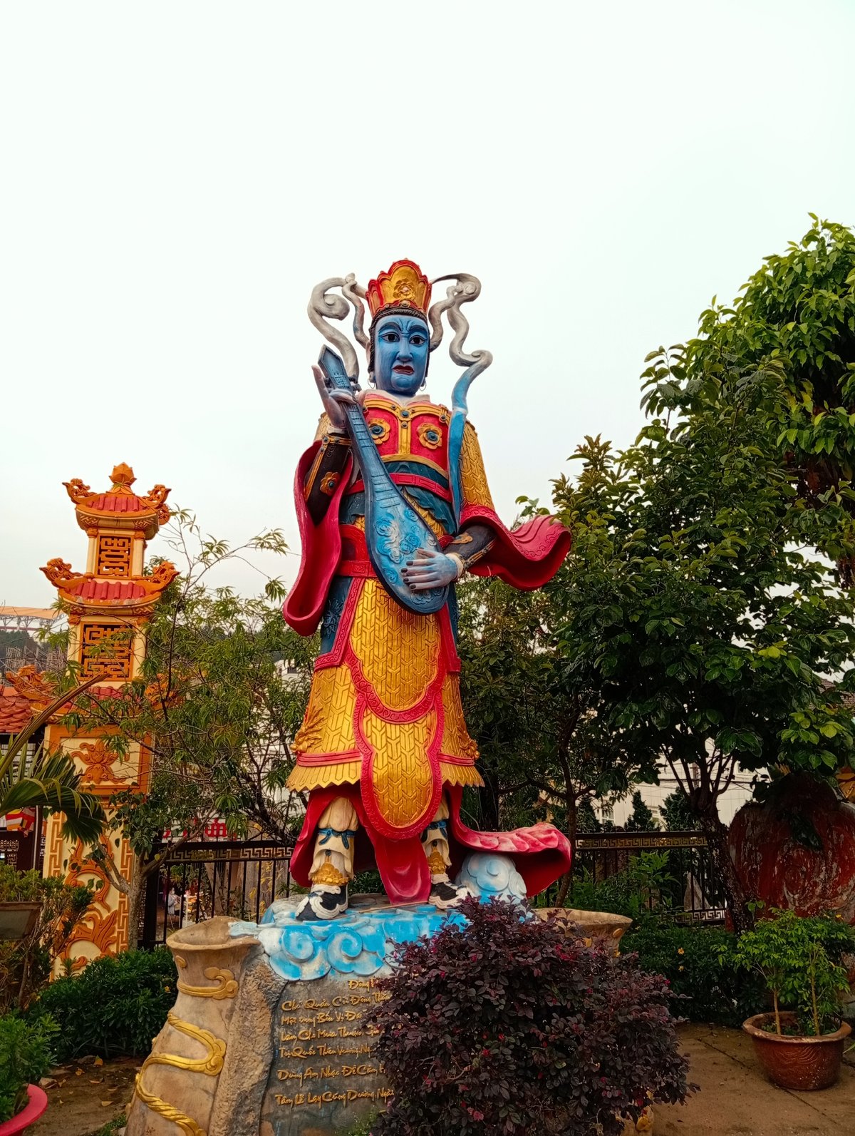 Visitor captures Buddhist temple statuary at Đà Lạt pagoda