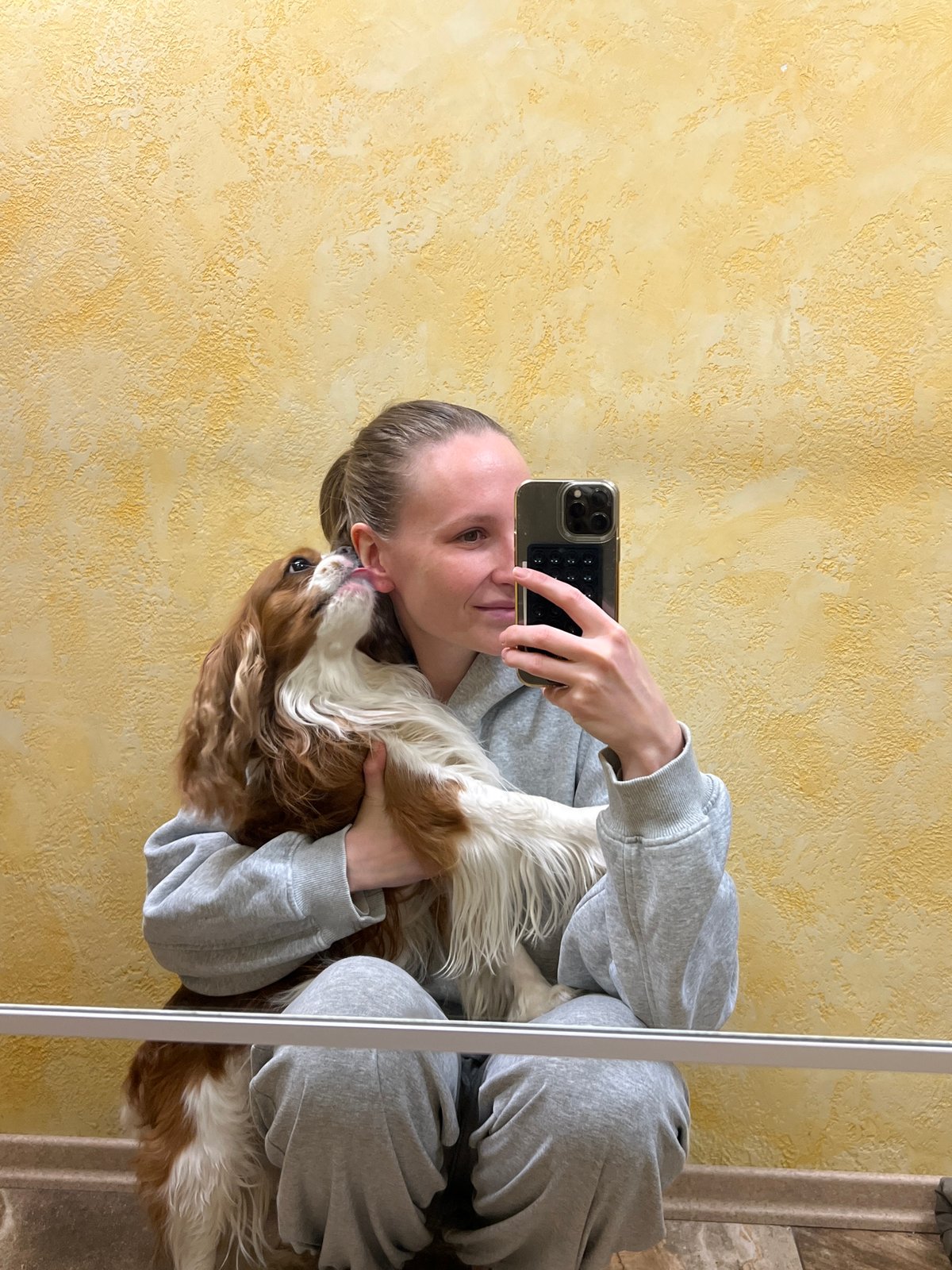 Resident shares affectionate moment with dog in Перепечино home