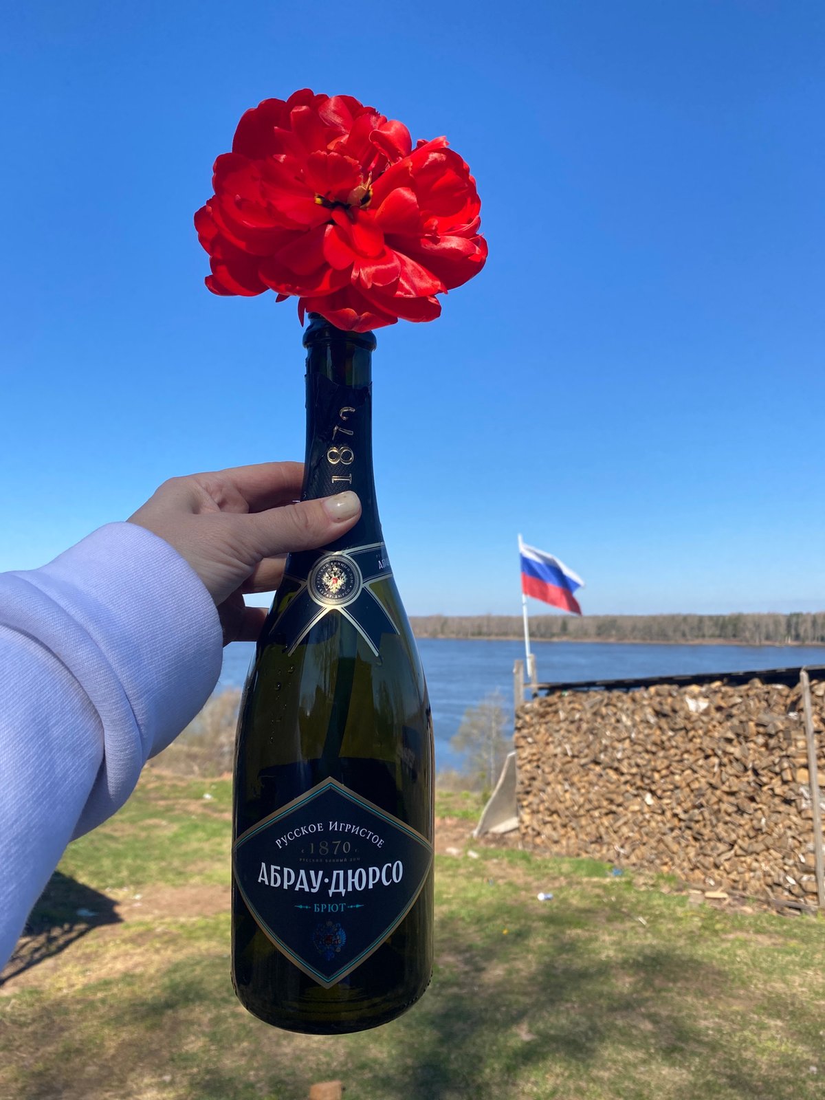 Morning scenes with red flowers and yard work in Ольховка