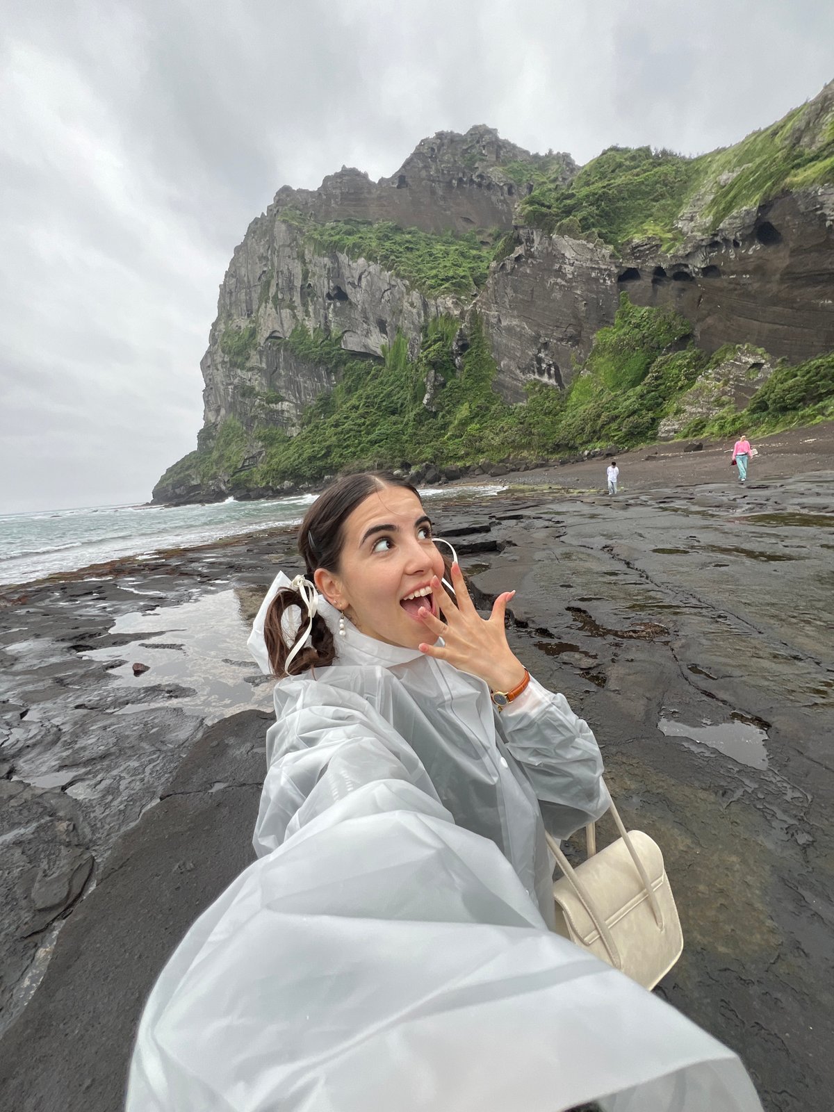 Tourists snap selfies at Korean UNESCO heritage site dawn
