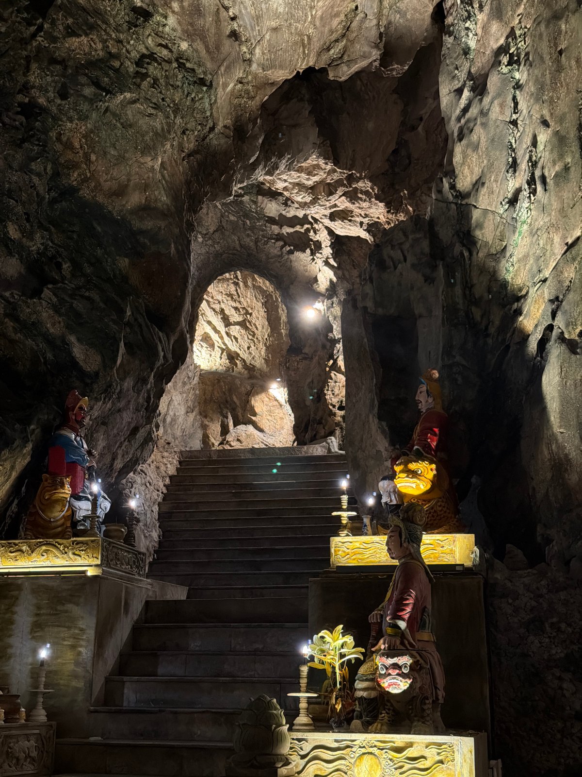 Tourist documents Marble Mountains cave temples in Đà Nẵng