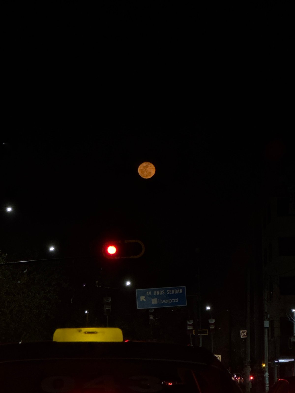Night scene captured on Av. Hnos. Serdán, Puebla
