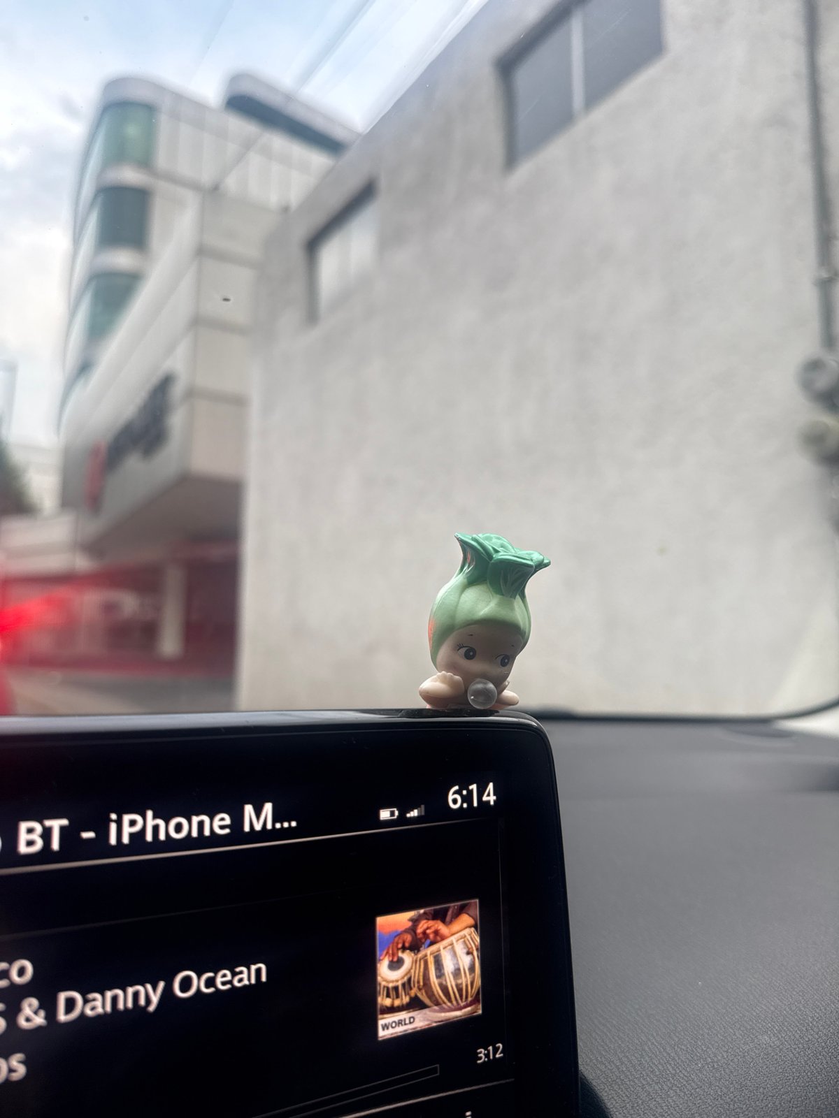 Driver uses smartphone music interface in Puebla vehicle