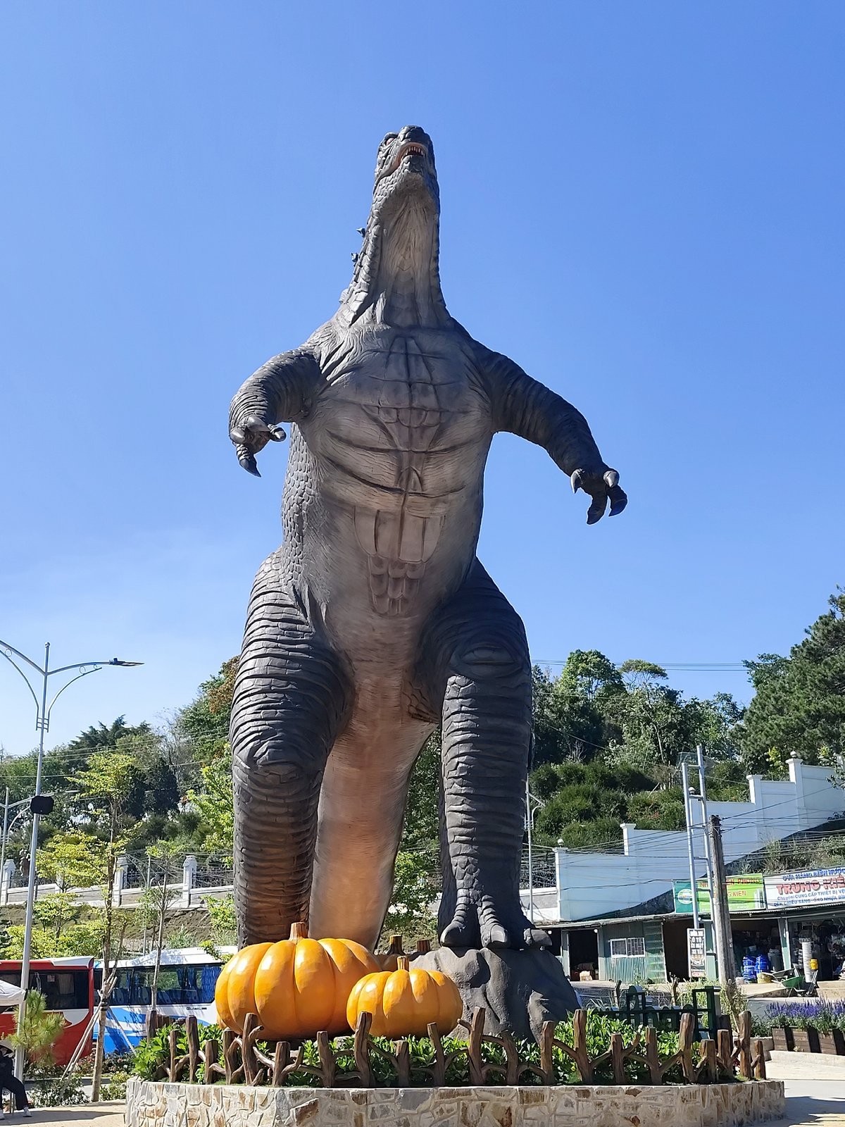 Large dinosaur statue spotted at Langfarm complex Đà Lạt