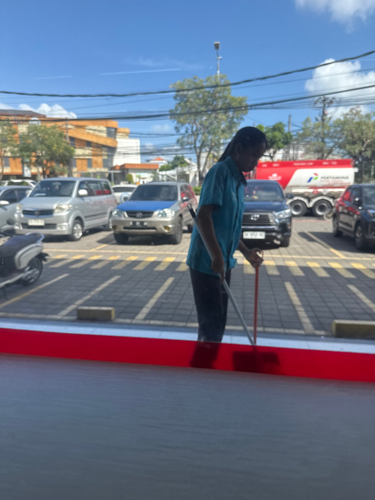 Coffee, parked cars, and a quiet Kuta street scene