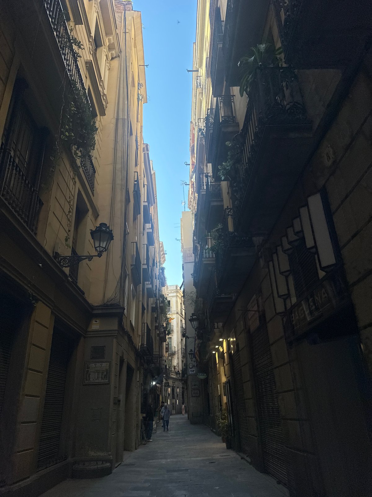 One-hour Barcelona walking tour captured through 24 witness memories