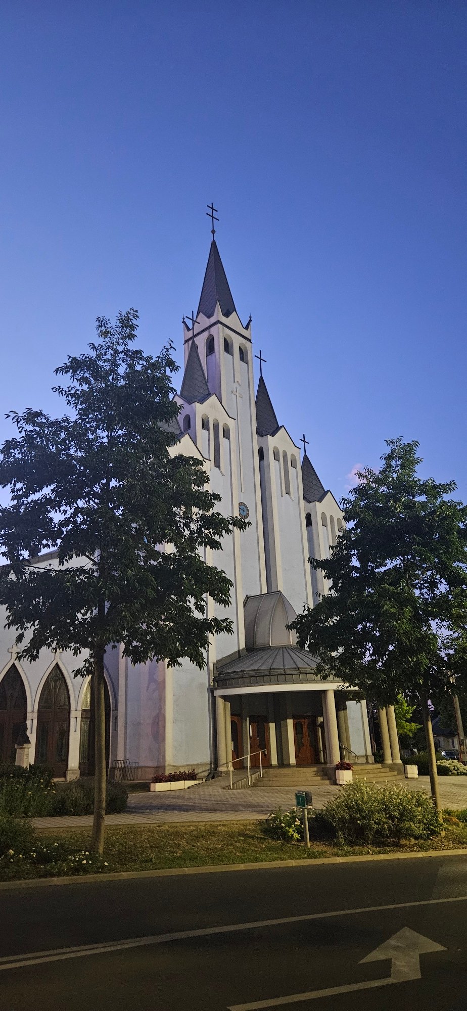 Hévíz church and street mural at dusk