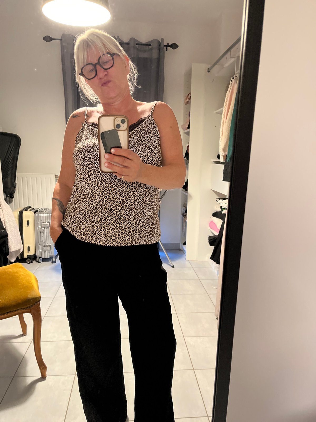 Mirror selfies during an outfit change at home in Chambœuf