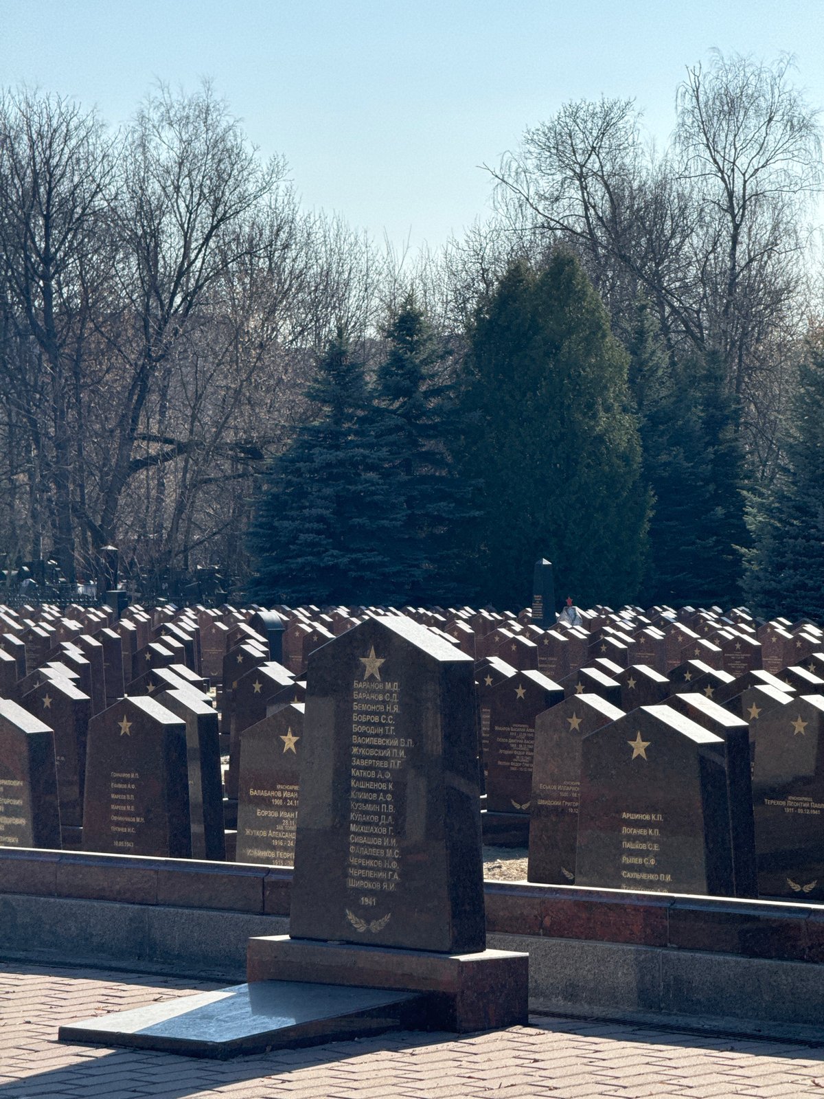 Memorial gravestones with gold stars documented in Moscow