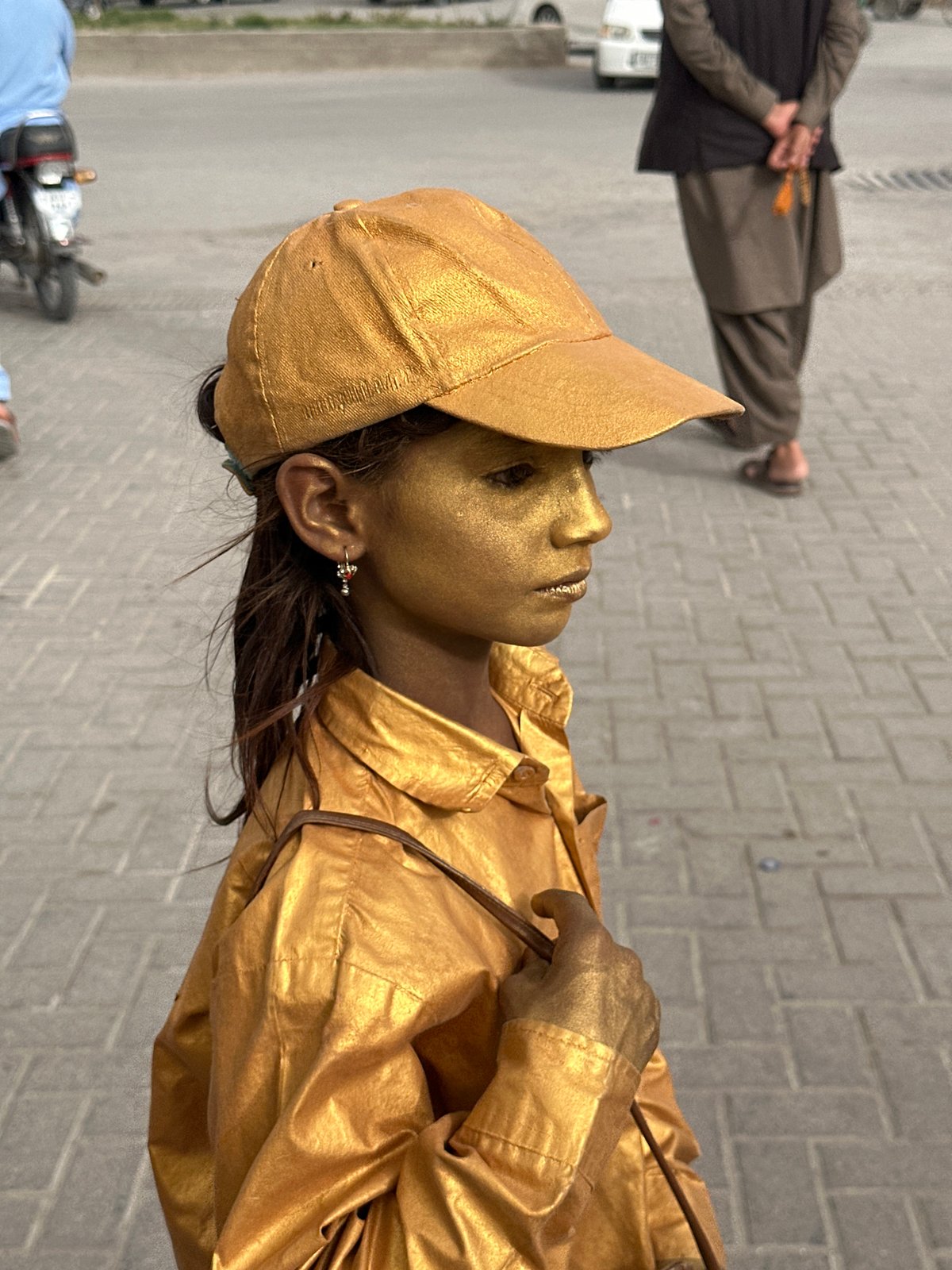 Gold-painted street performer draws audience in Quetta, Pakistan