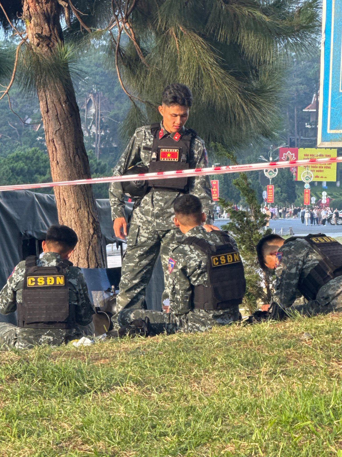 Security presence and crowds at Da Lat Flower Garden event