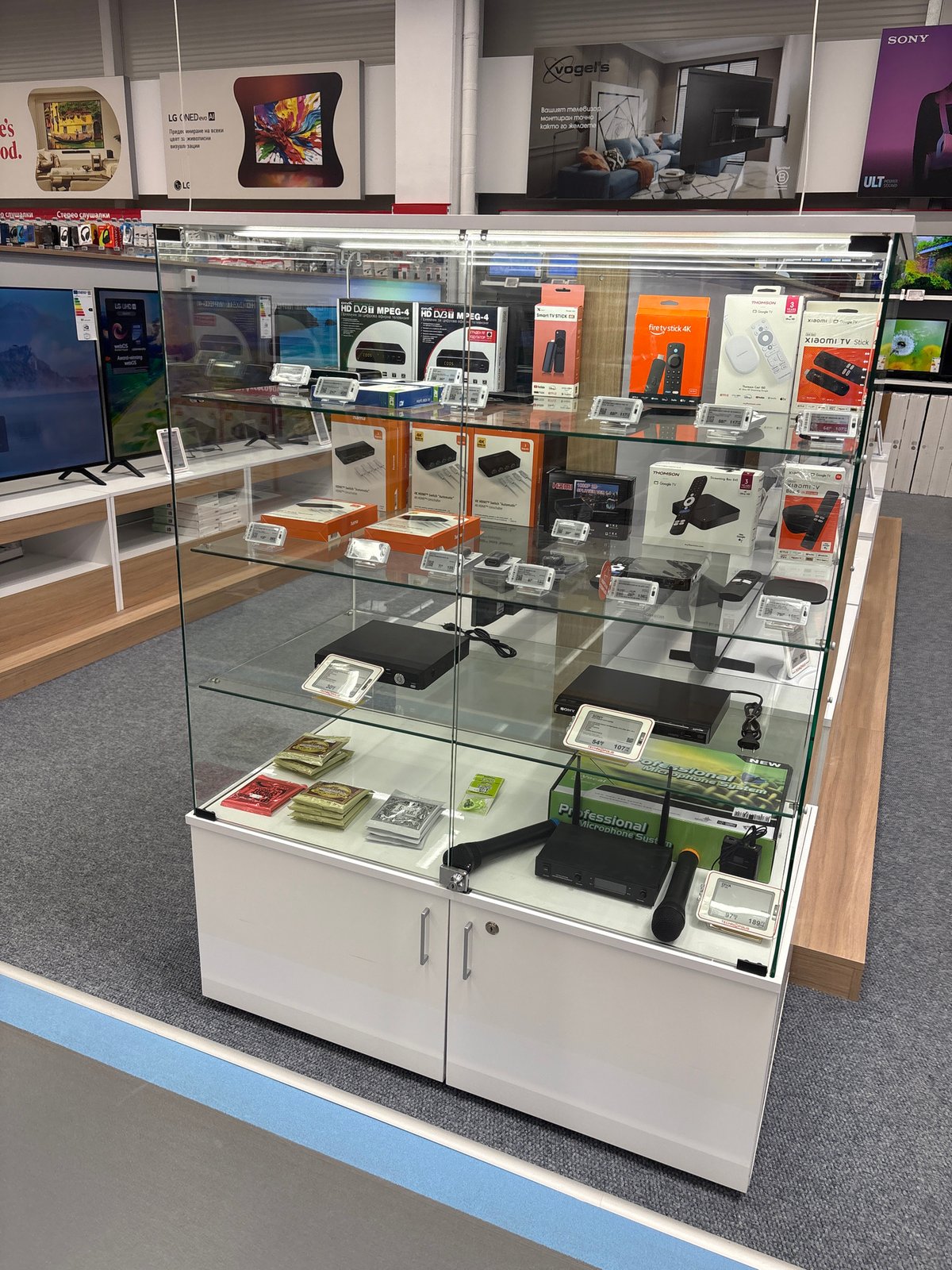 Shopper documents electronics store visit in Lovech, Bulgaria