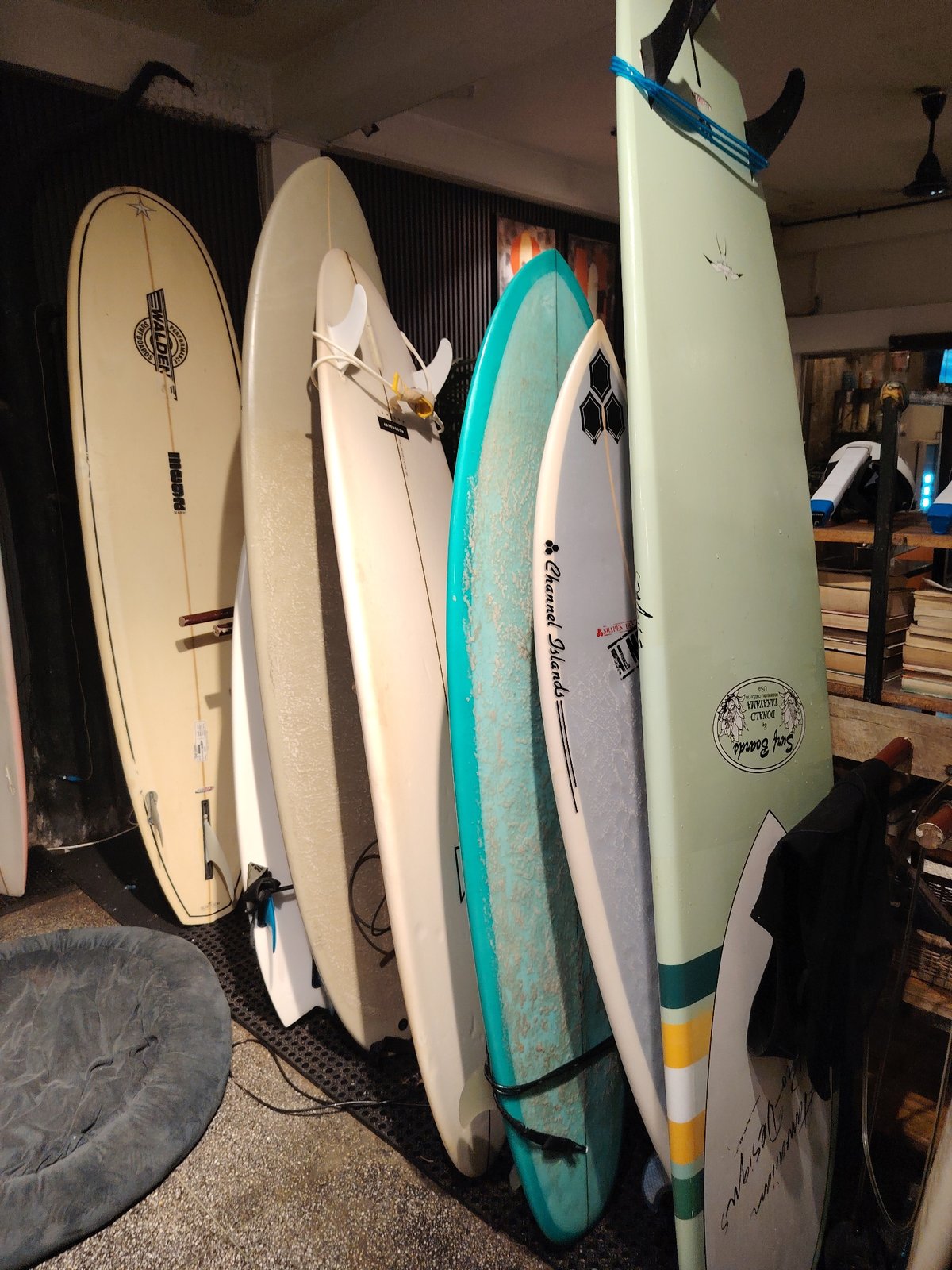 Surf shop and cafe documented in 10-minute observation period