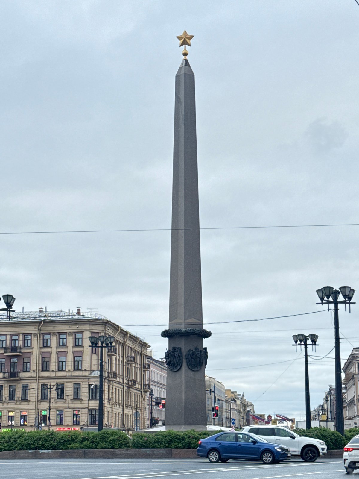 Tourist captures Palace Square monuments and LED advertising truck