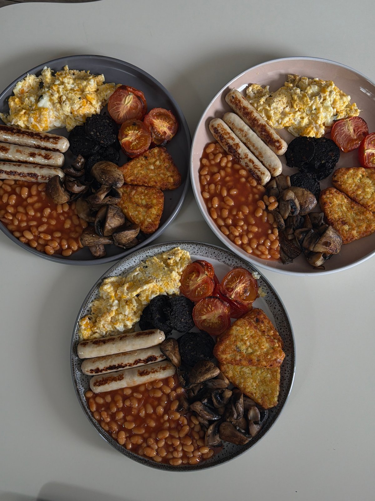 London witness documents breakfast, mirror reflection, nail salon visits