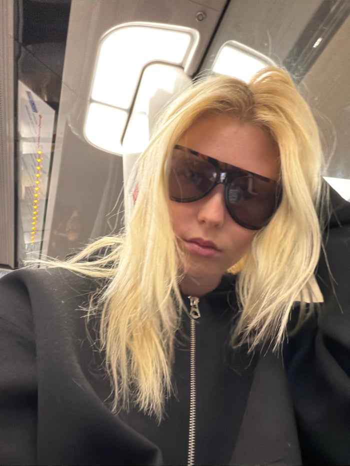 Woman takes selfie on Paris Metro train