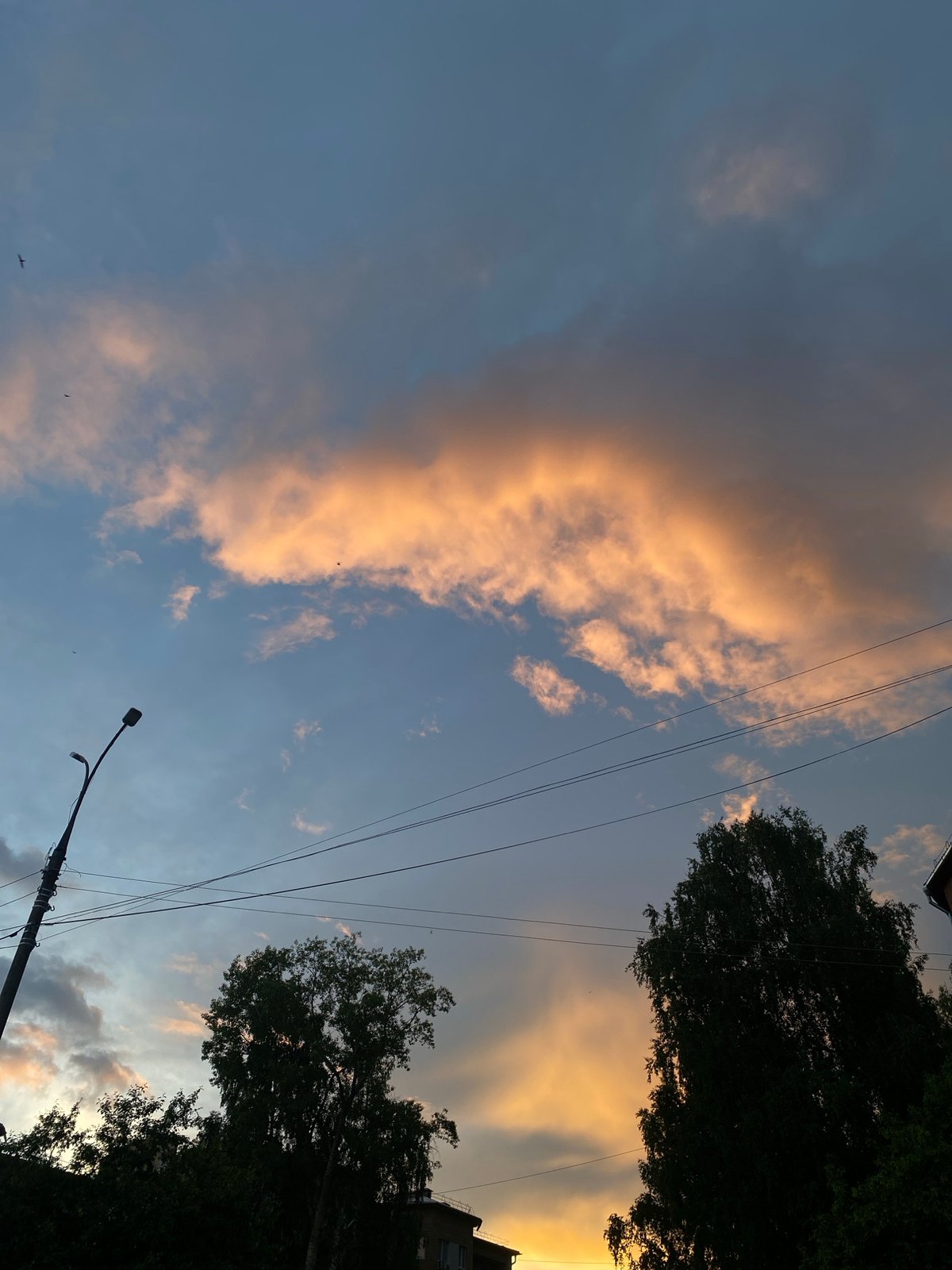Twilight sky conditions documented across Votkinsk, Russia over eight minutes
