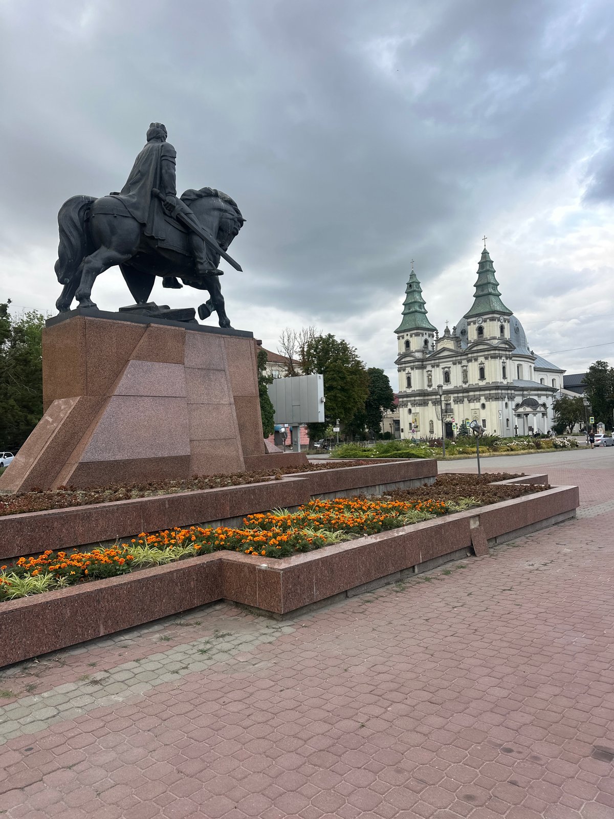 Street-level tour of Ternopil's city center landmarks and infrastructure