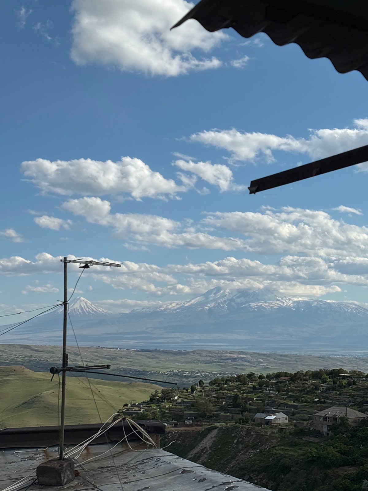 Witnesses document sunny afternoon views across Yerevan cityscape