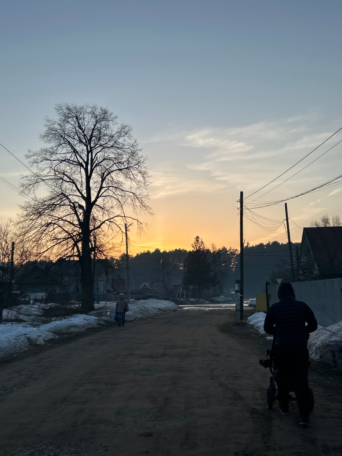 Afternoon snapshots capture daily life in Chaikovsky, Russia