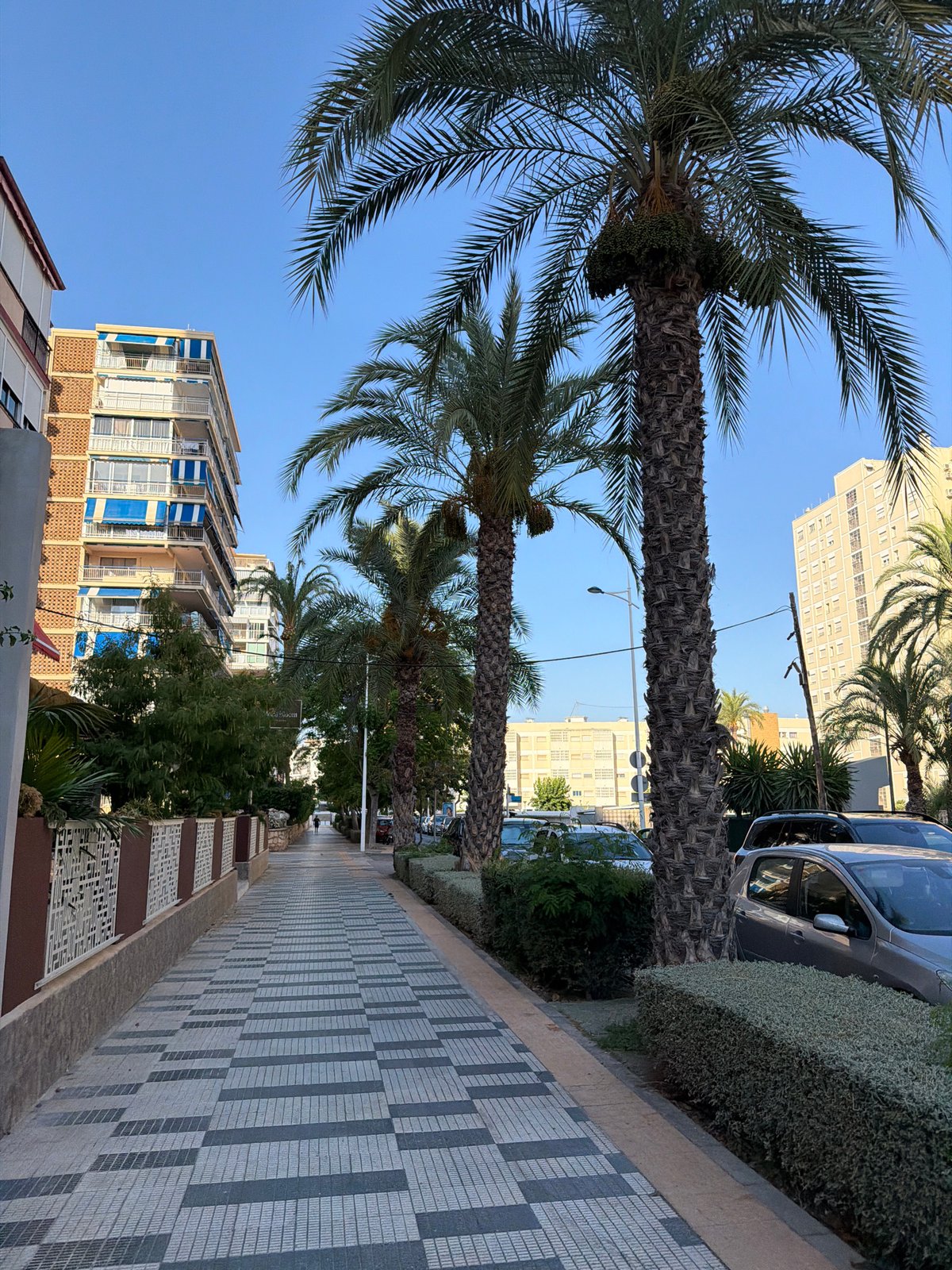 Coffee stop and street-level Benidorm on a summer afternoon