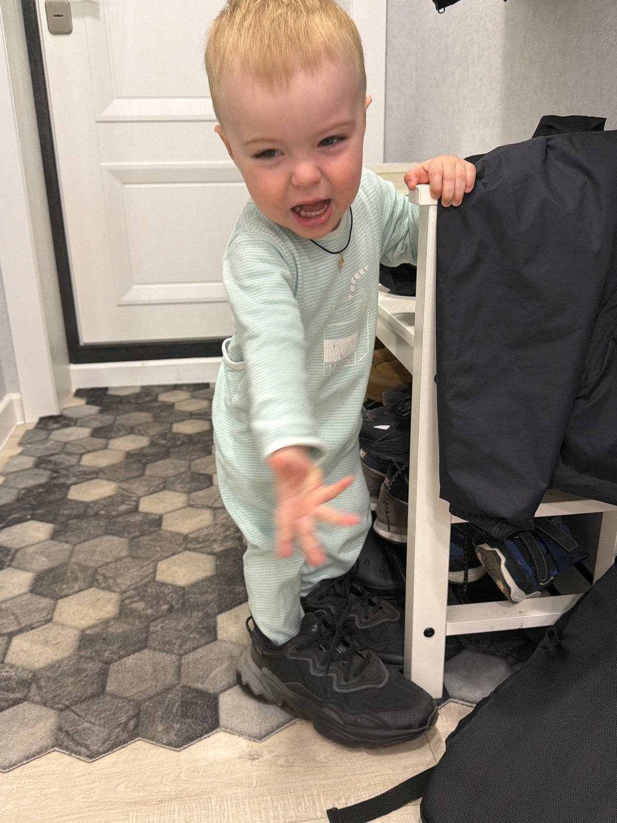 Toddler's morning routine captured in Votkinsk home