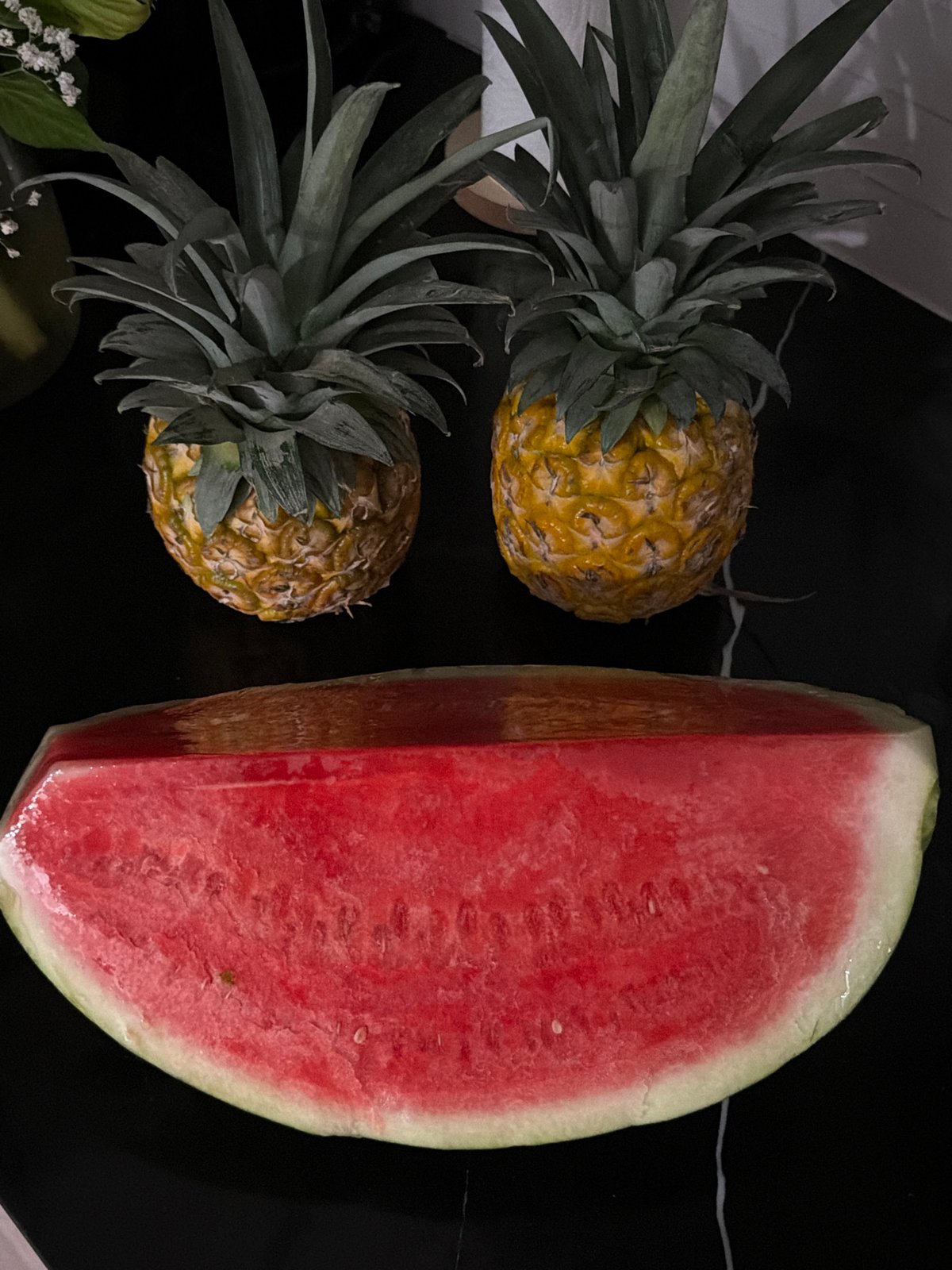 Mirror selfies and fruit in Ramat Gan on a June evening