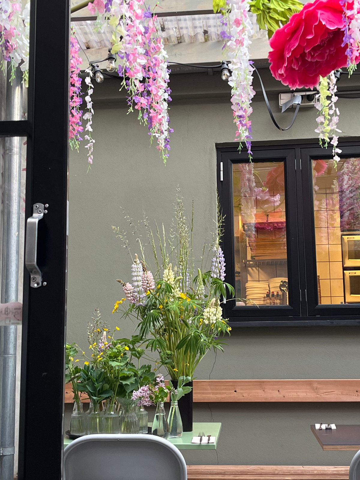 Casual dining moment captured in flower-adorned Aarhus setting