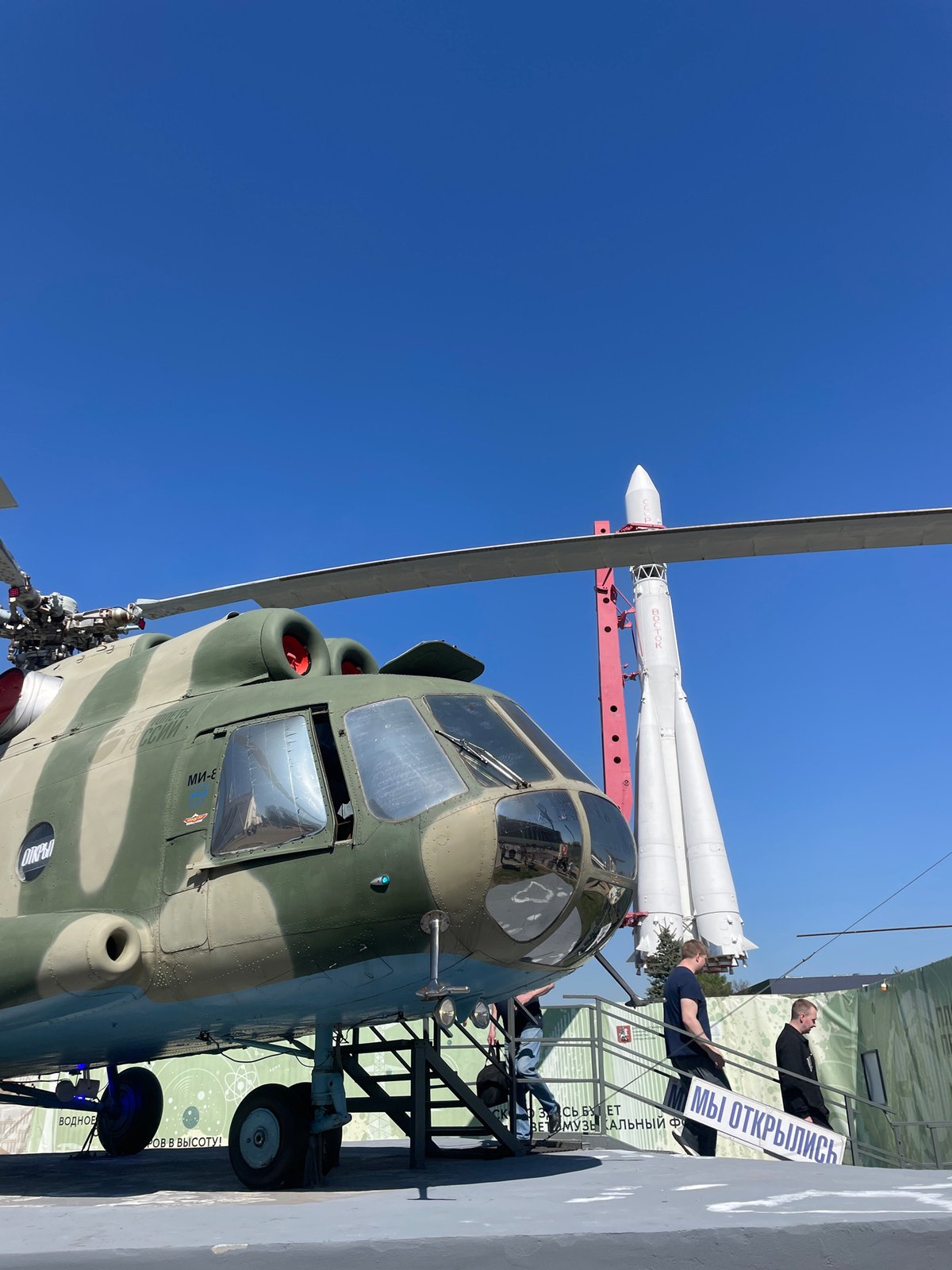 Moscow families enjoy spring day at parks, space museums