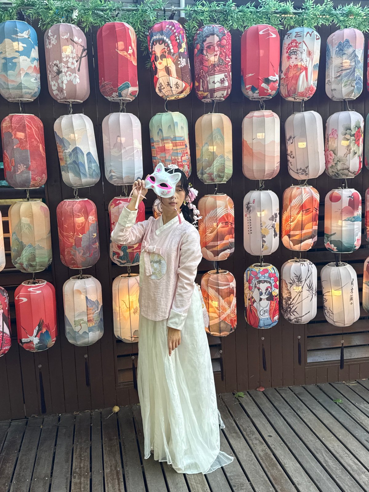 Traditional dress, lakeside photography observed in Shangcheng District