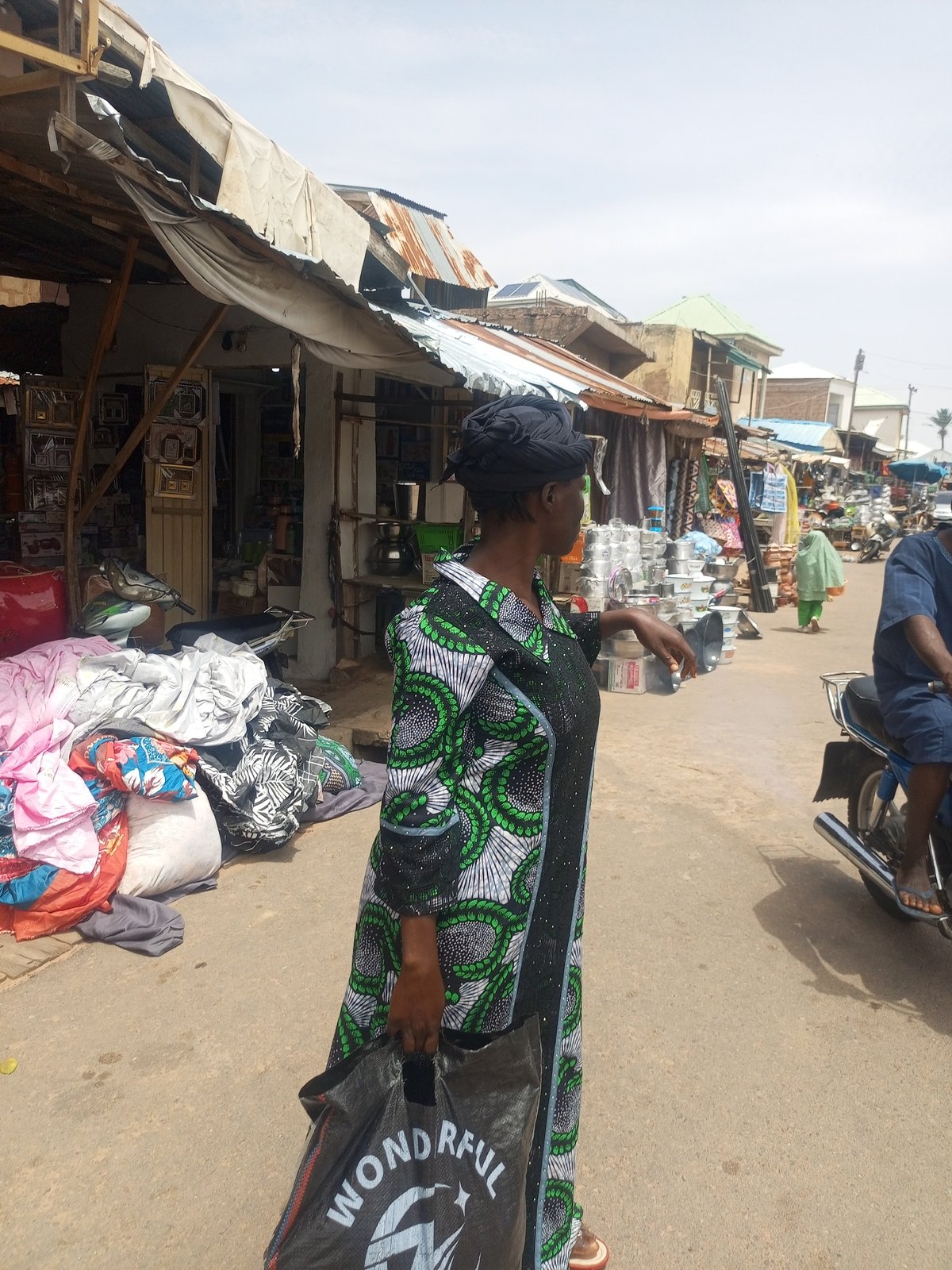 Daily marketplace life documented in Arawa, Nigeria