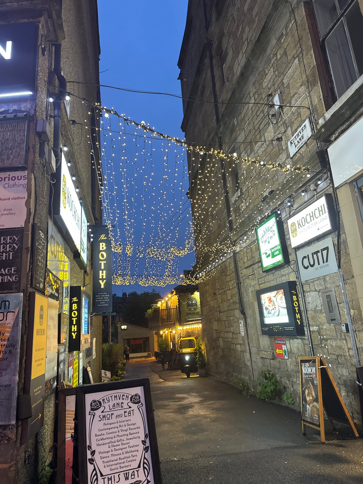 Dusk in Glasgow's West End: lanes, wet streets, and pints