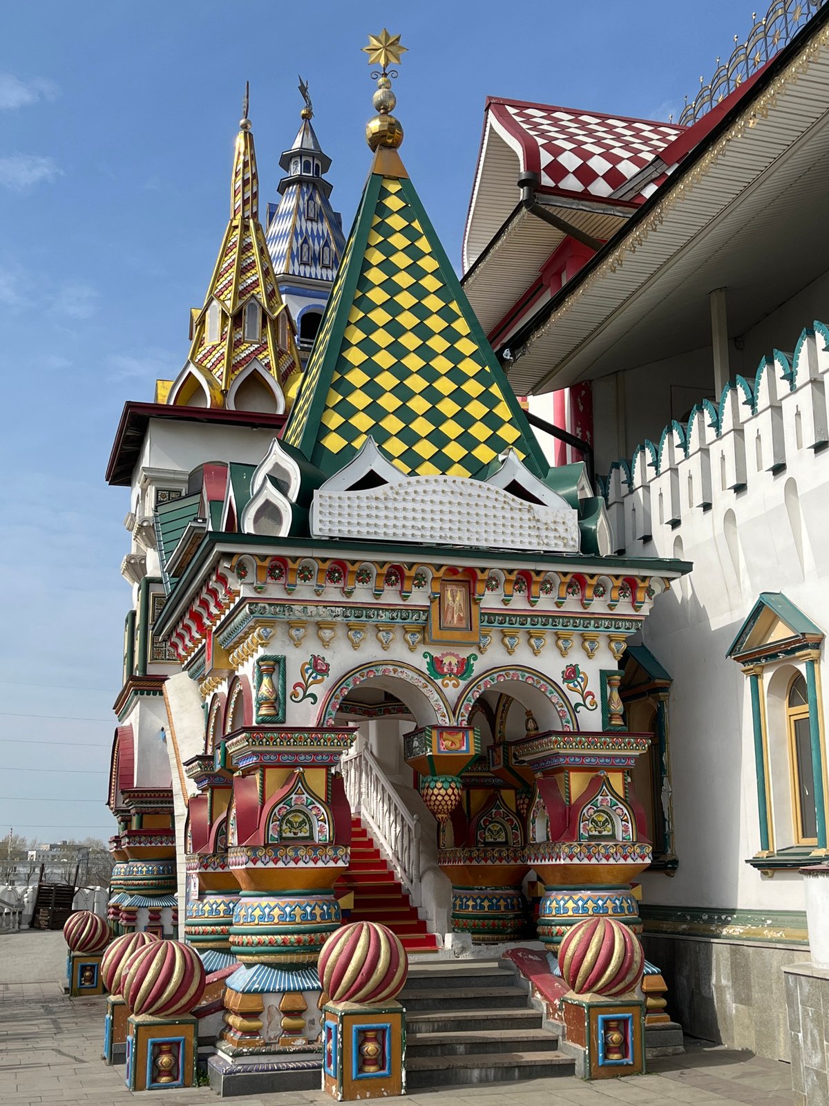 Tourist documents Moscow's traditional architecture in morning walkthrough