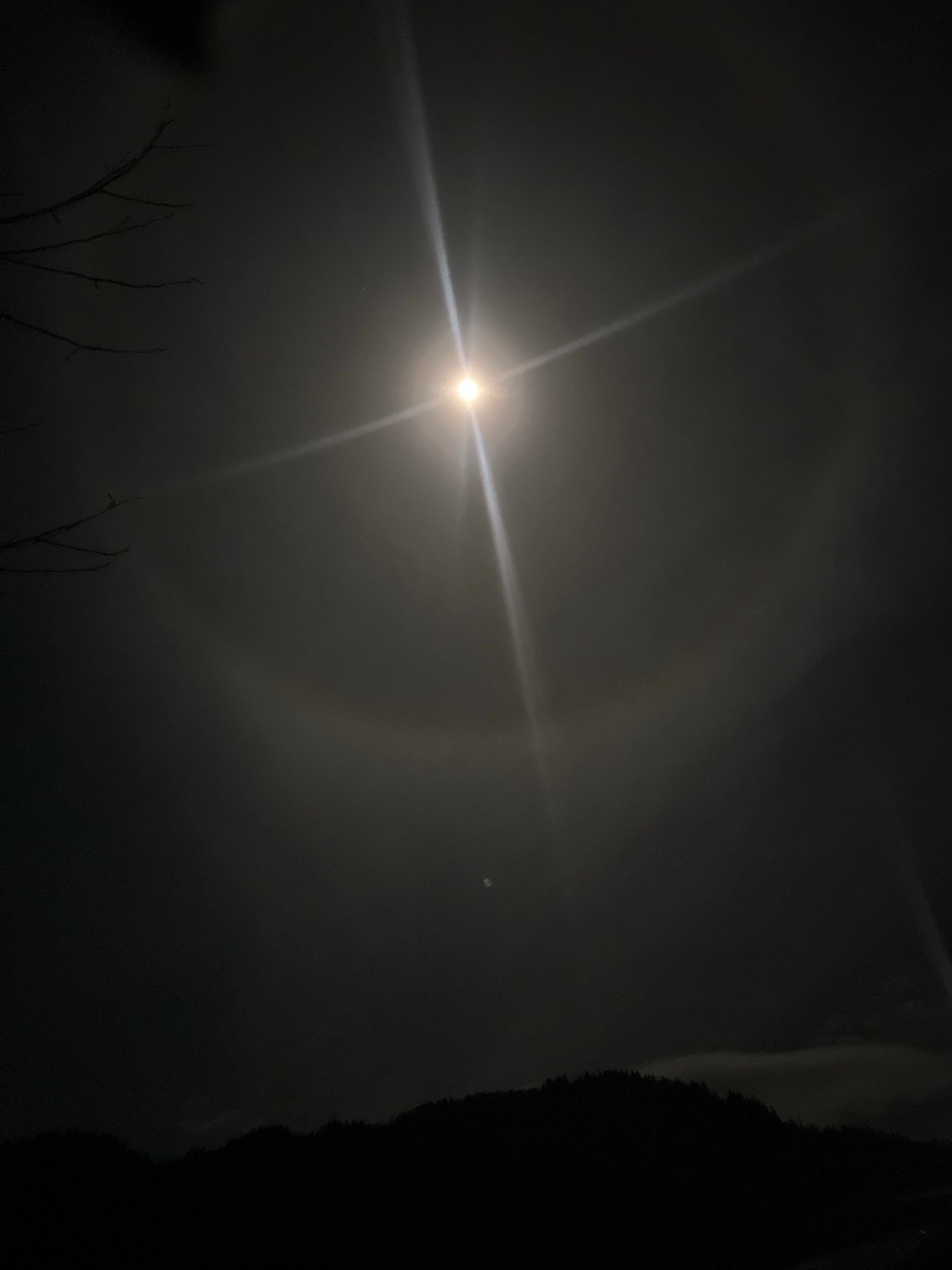 Unusual moon halo phenomenon observed in Chepintsi, Bulgaria