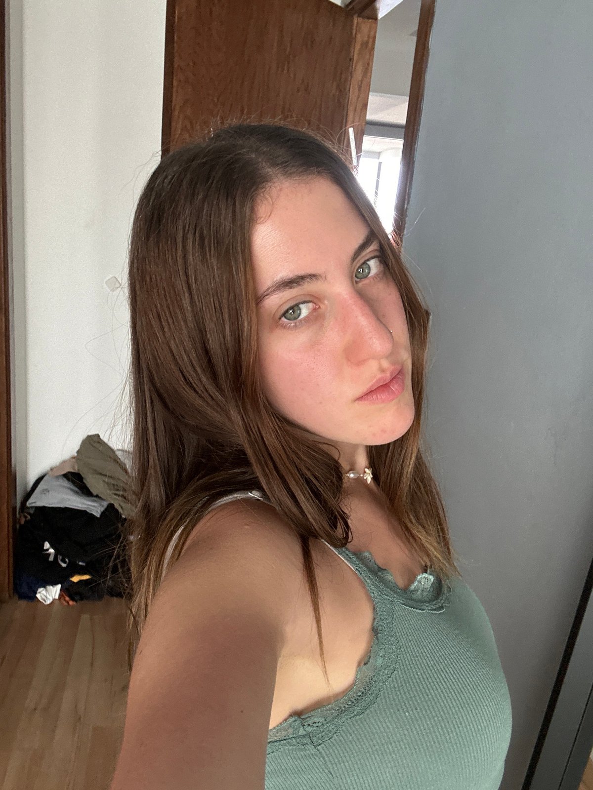 Woman documents daily routine through mirror selfies in Mexico