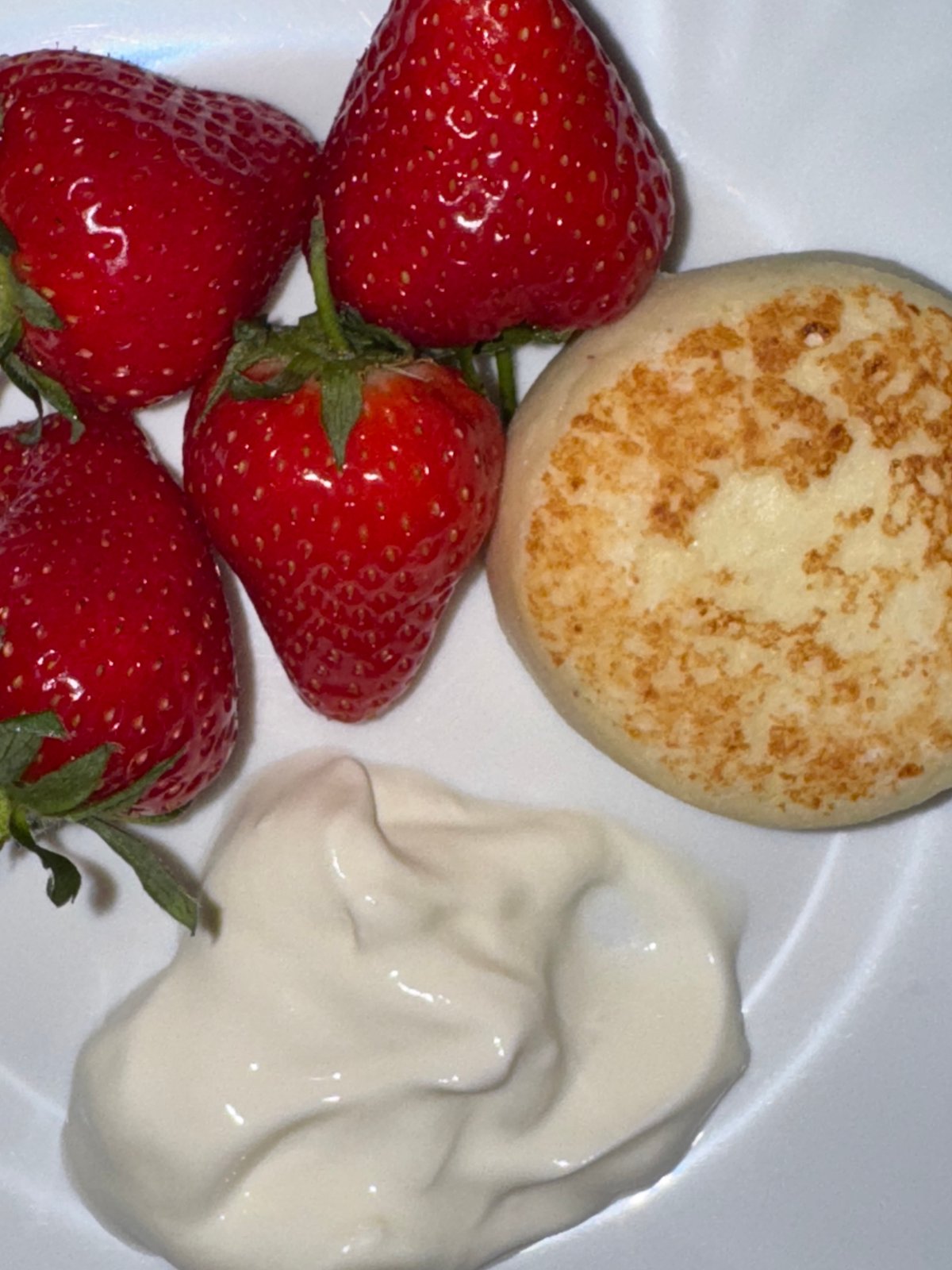 Moscow breakfast featuring syrniki pancakes and fresh strawberries documented