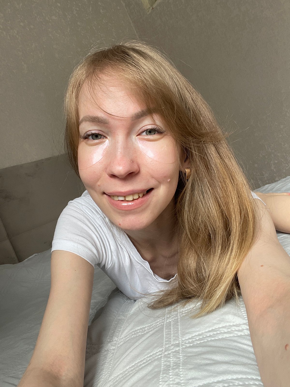 Morning family moments captured in Perm apartment with cat