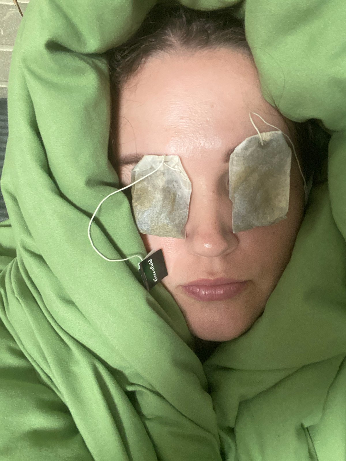 Woman tries tea bag eye treatment in Sochi beauty session
