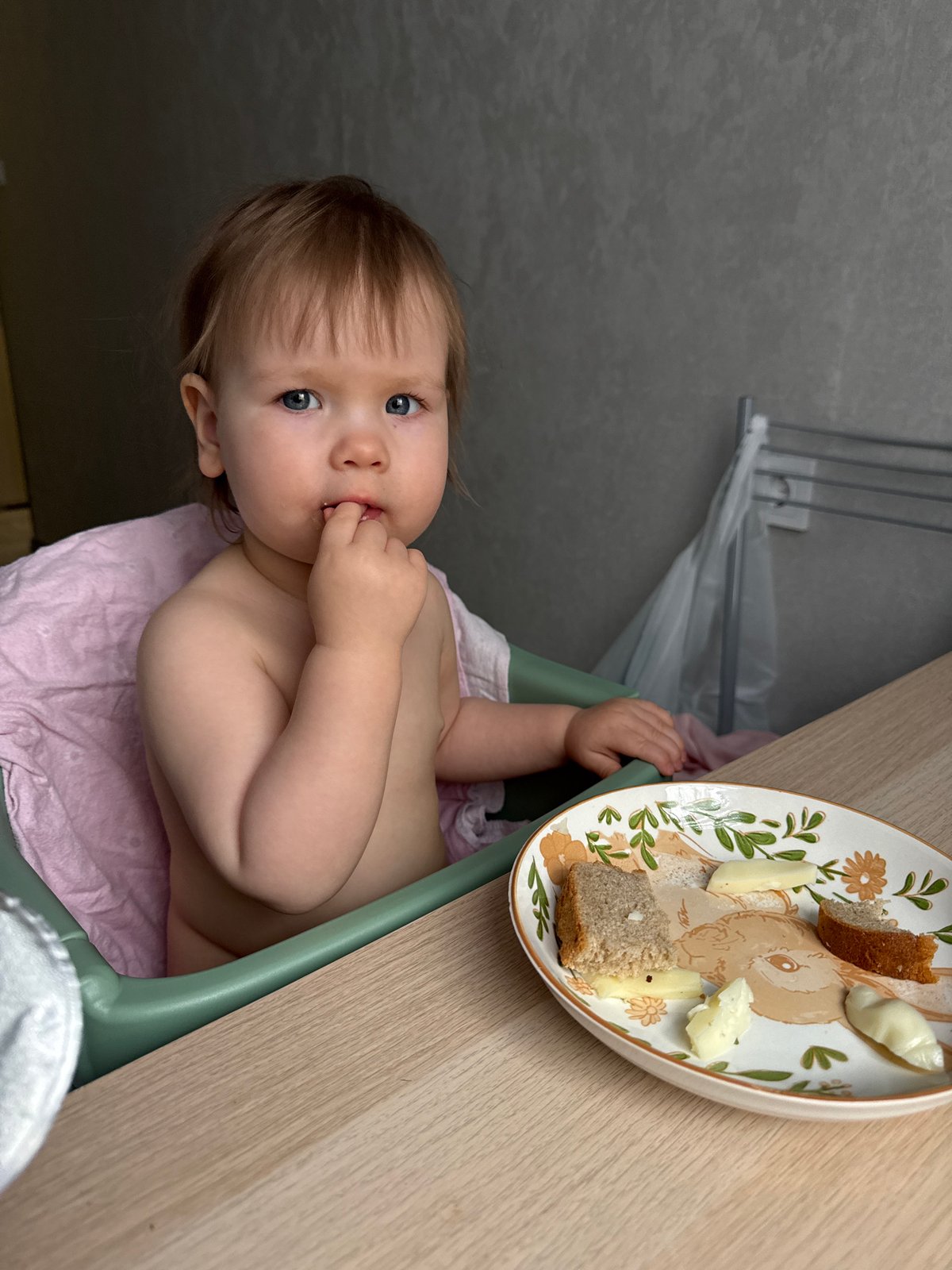 Morning domestic life captured in Moscow homes