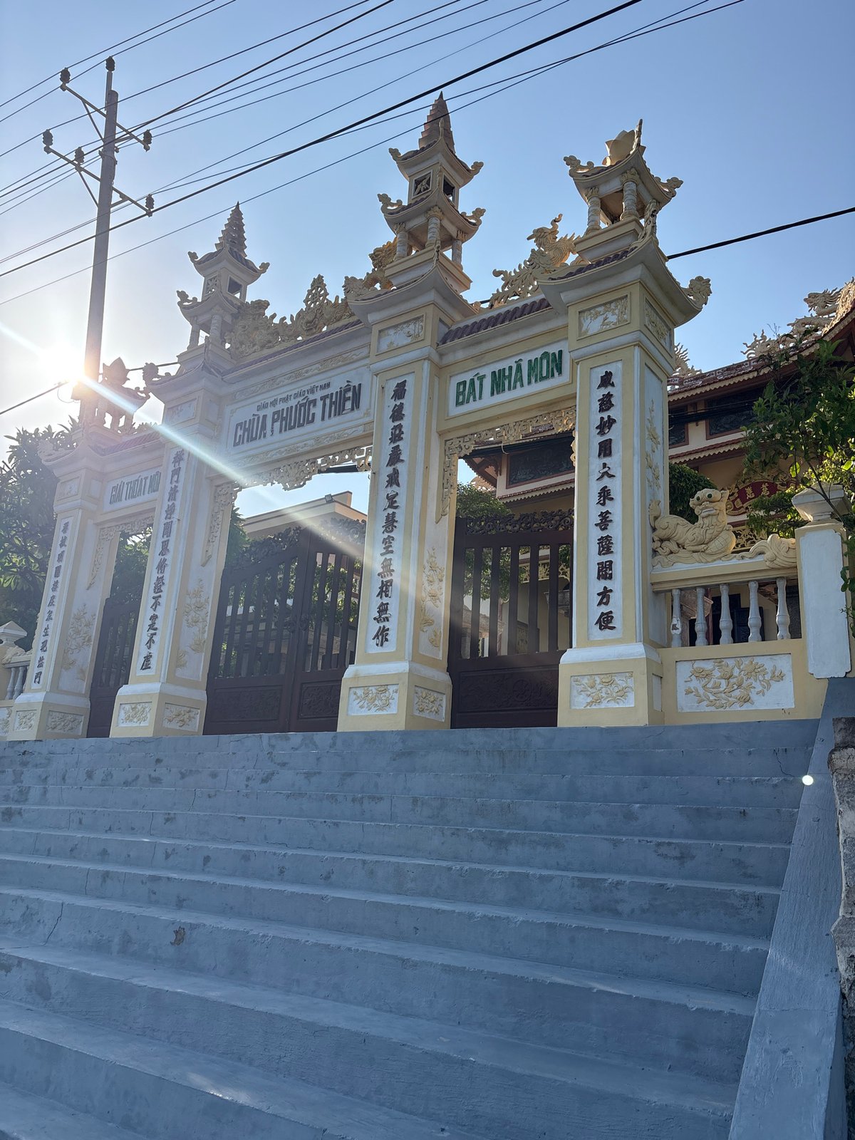 Street-level tour of Mũi Né's main drag, temples to beach bars