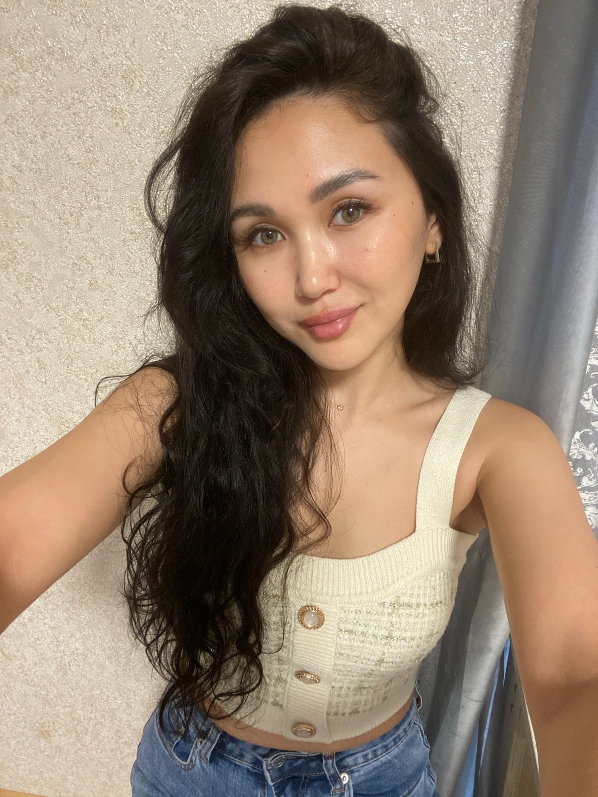Woman documents morning selfie and breakfast in Vysokoye, Russia