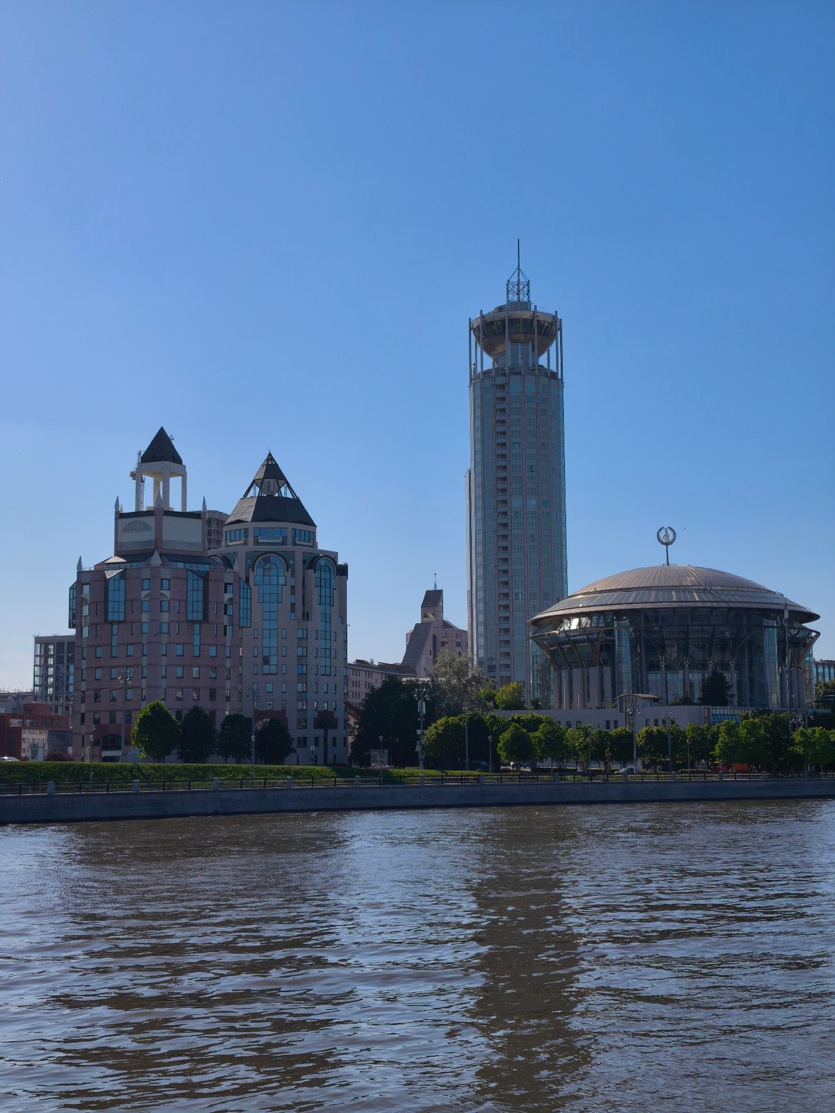 Afternoon recreation captured along Moscow's Moskva River waterfront