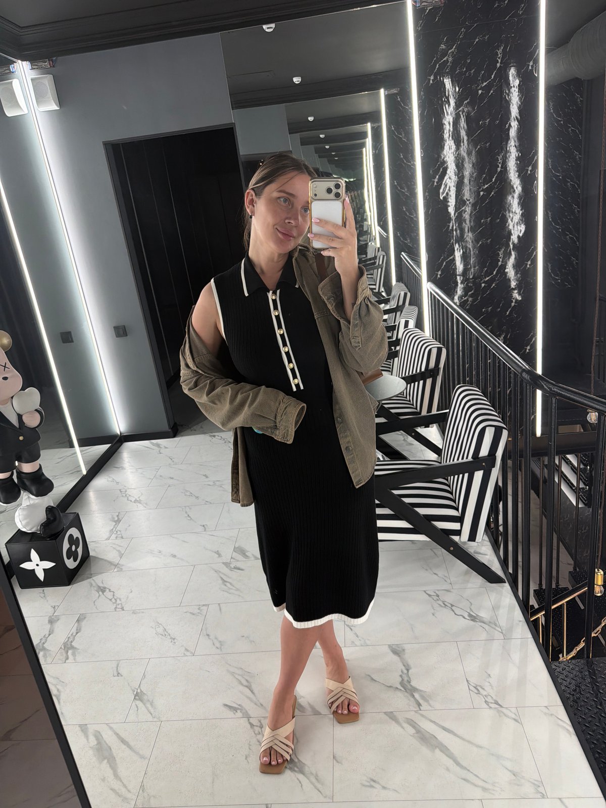 Quick outfit selfie session across two Moscow interiors