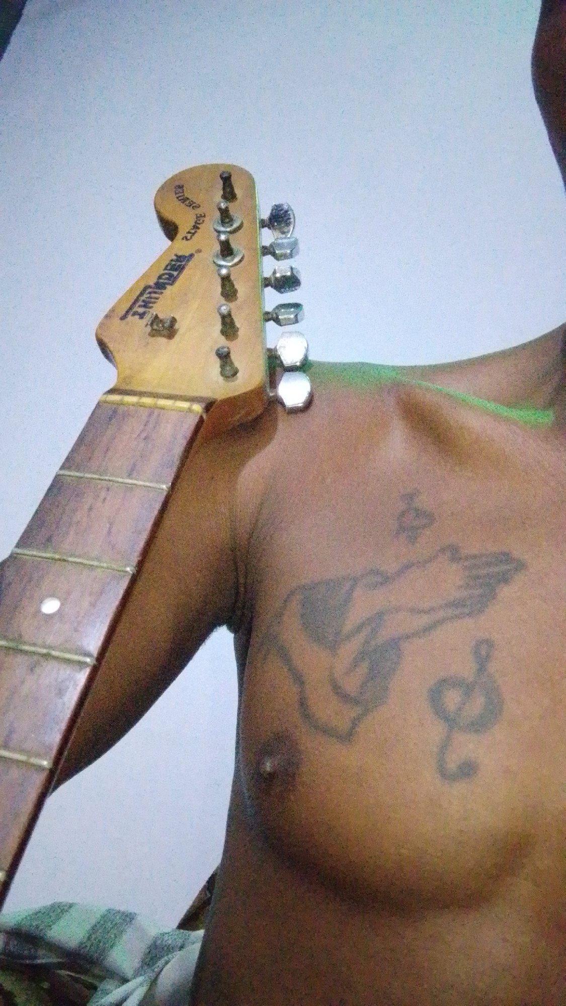 Guitar sessions and tattoo close-ups from a relaxed evening in